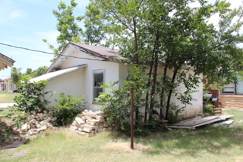 410 Munday Avenue Munday, TX 76371
