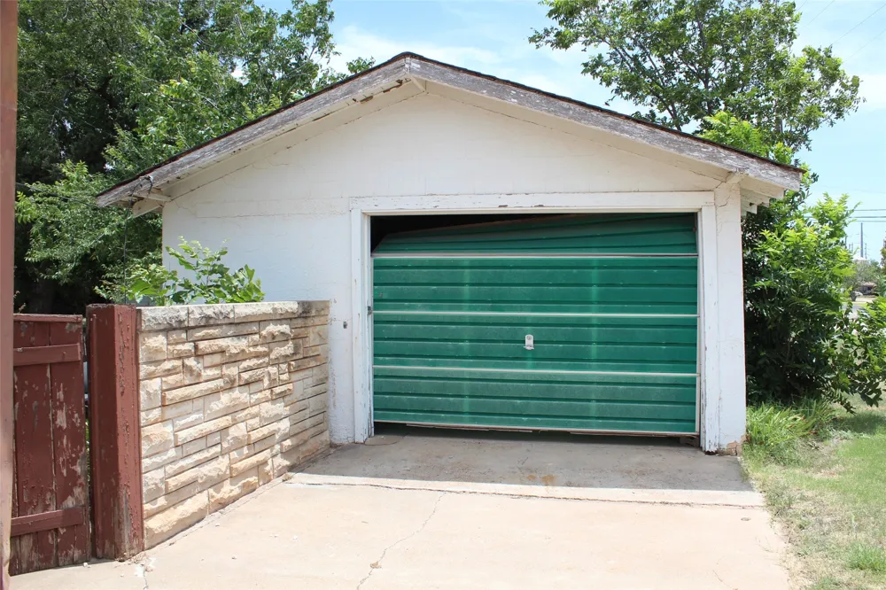 410 Munday Avenue Munday, TX 76371