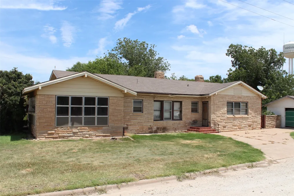 410 Munday Avenue Munday, TX 76371