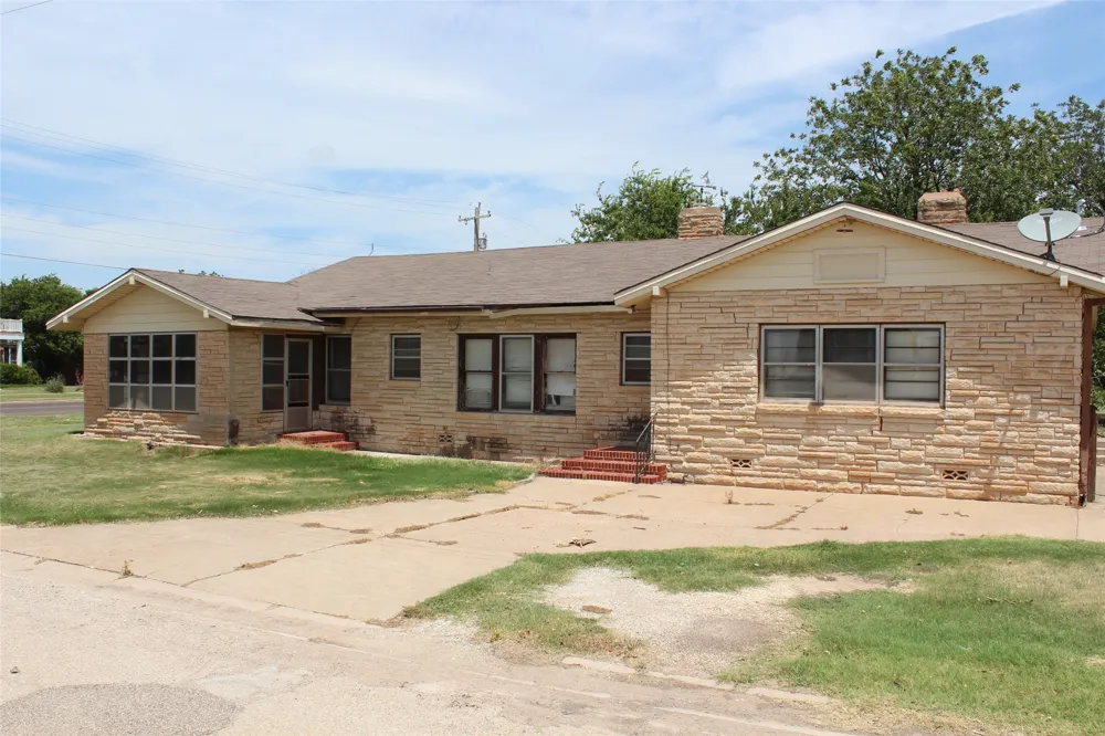 410 Munday Avenue Munday, TX 76371