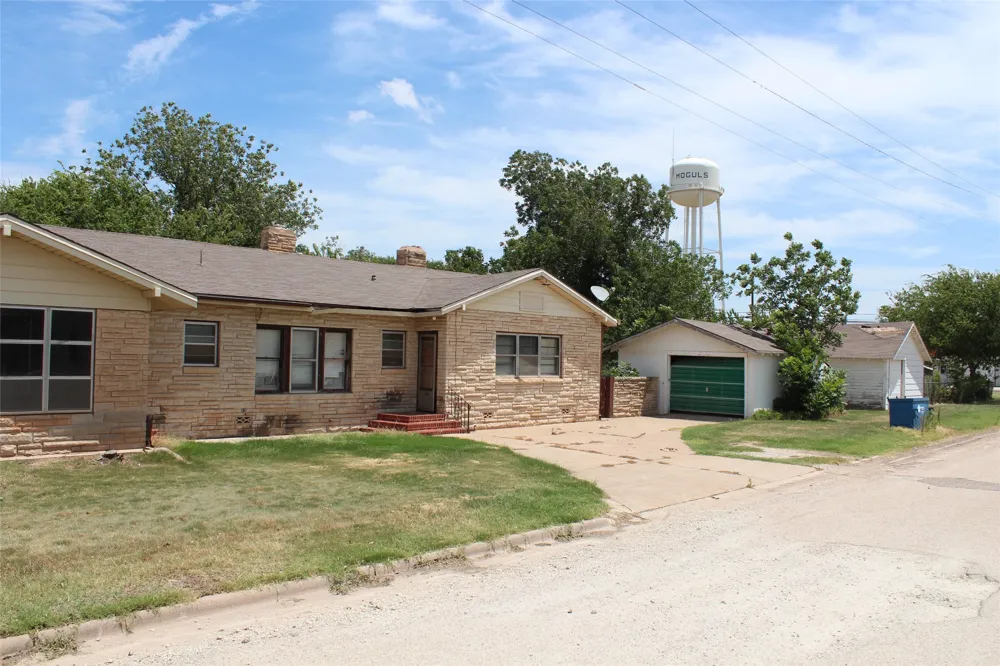410 Munday Avenue Munday, TX 76371