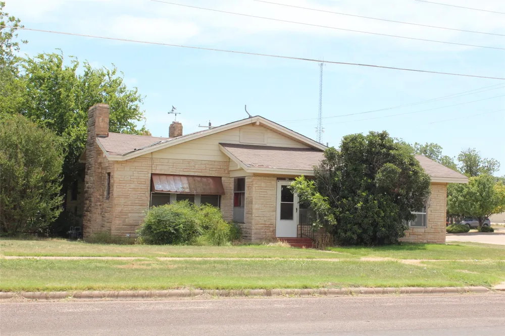 410 Munday Avenue Munday, TX 76371