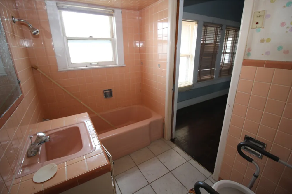 410 Munday Avenue Munday, TX 76371