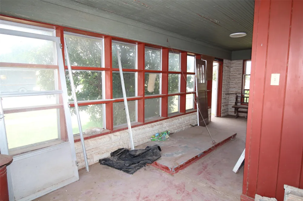 410 Munday Avenue Munday, TX 76371