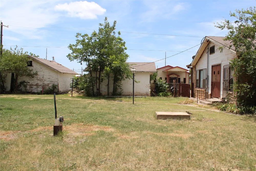410 Munday Avenue Munday, TX 76371