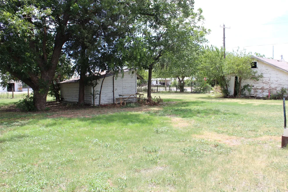 410 Munday Avenue Munday, TX 76371