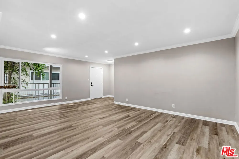 5320 Zelzah Avenue #214 Encino, CA 91316