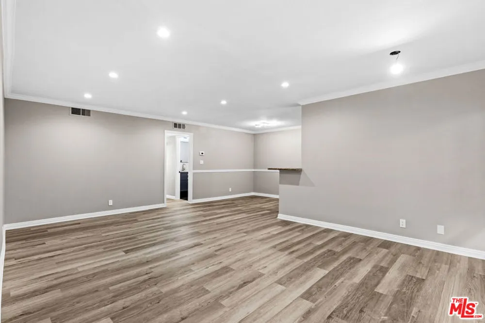 5320 Zelzah Avenue #214 Encino, CA 91316