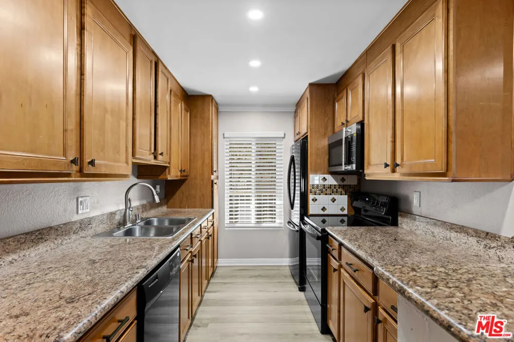 5320 Zelzah Avenue #214 Encino, CA 91316