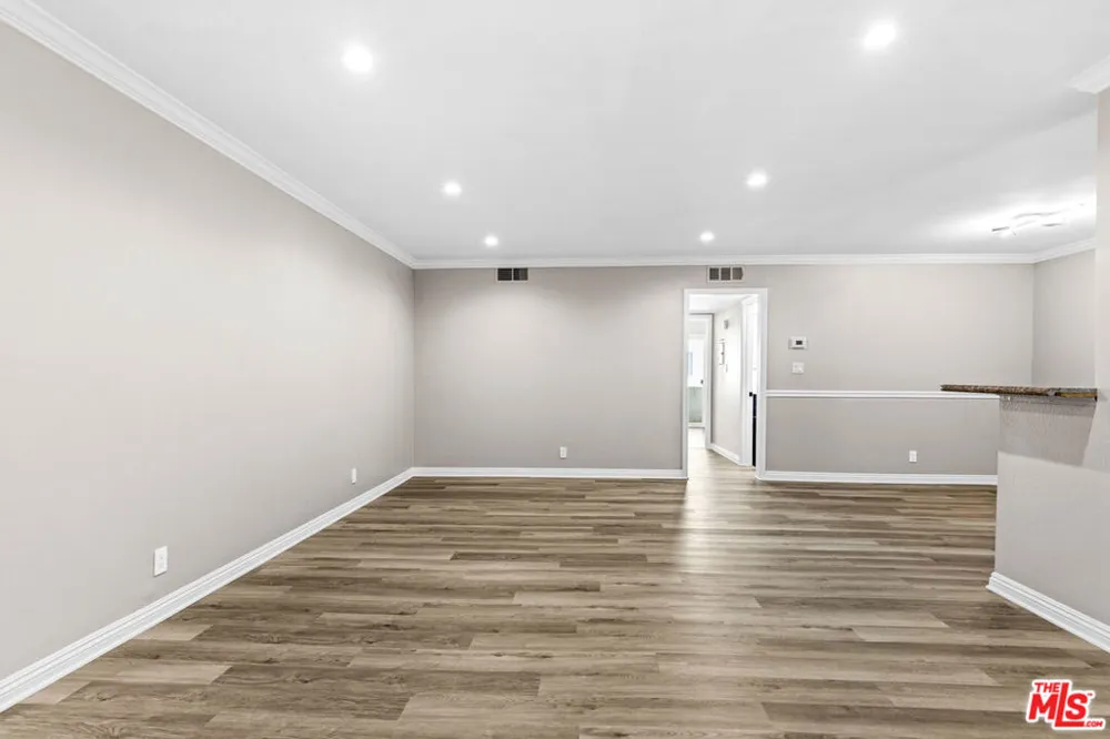 5320 Zelzah Avenue #214 Encino, CA 91316