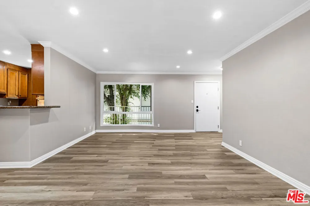 5320 Zelzah Avenue #214 Encino, CA 91316