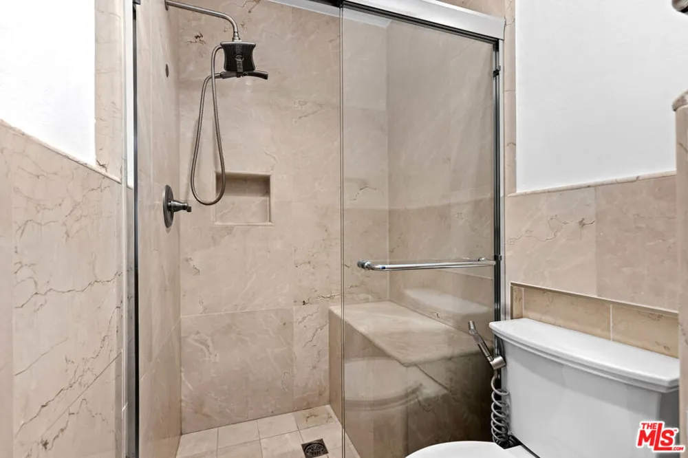5320 Zelzah Avenue #214 Encino, CA 91316