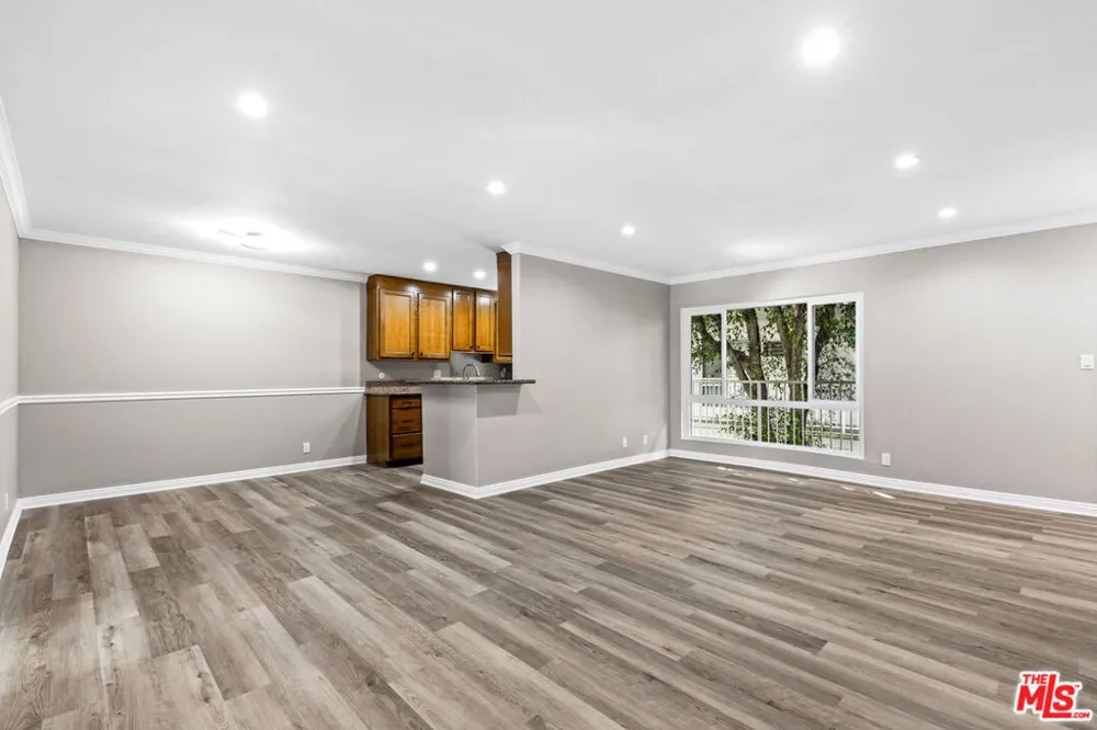 5320 Zelzah Avenue #214 Encino, CA 91316