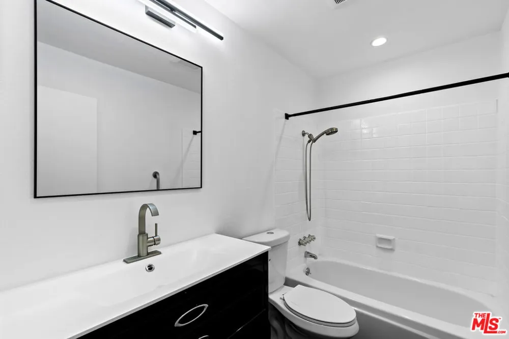 5320 Zelzah Avenue #214 Encino, CA 91316