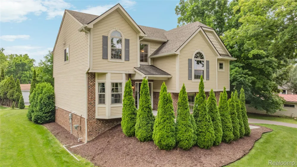 730 Leon Road Walled Lake City, MI 48390