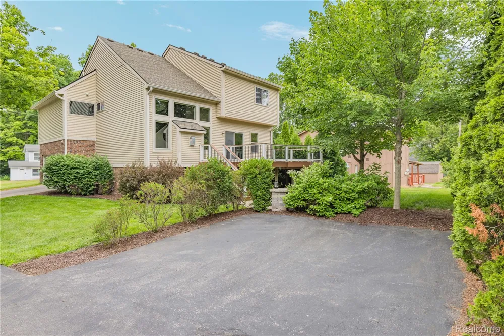 730 Leon Road Walled Lake City, MI 48390
