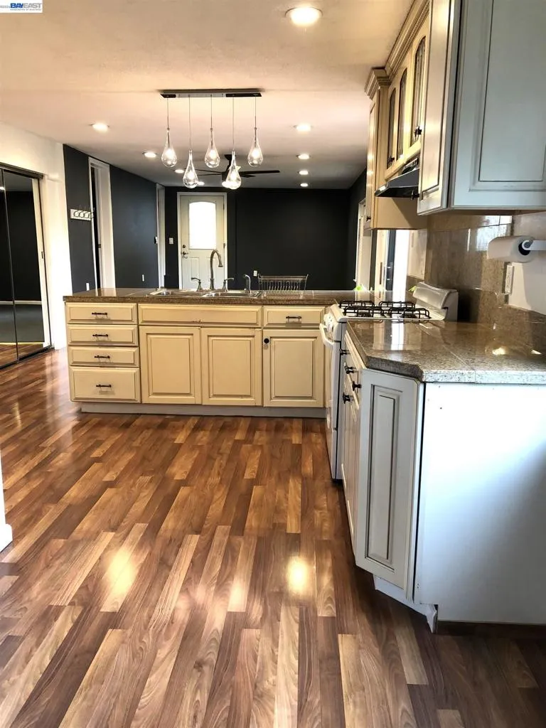 8600 Seneca Street Oakland, CA 94605