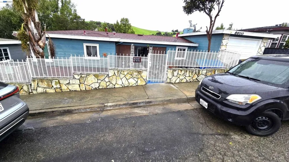 8600 Seneca Street Oakland, CA 94605