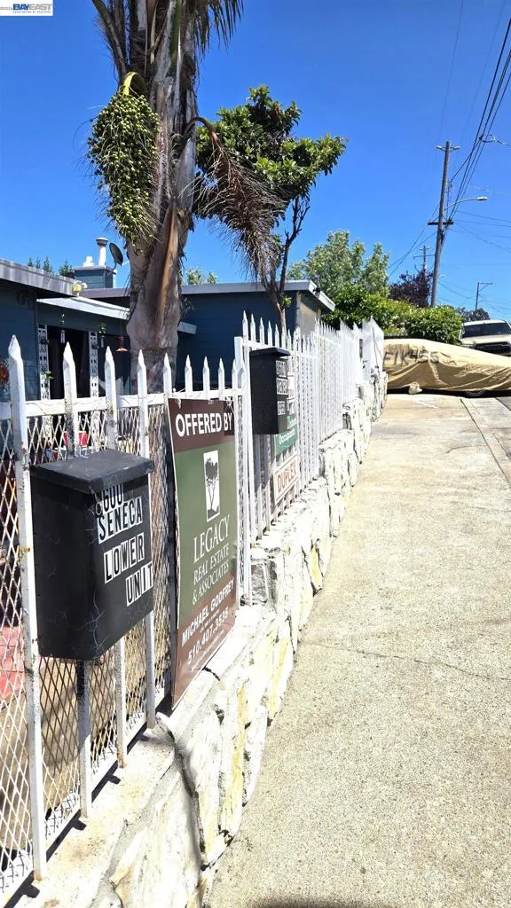 8600 Seneca Street Oakland, CA 94605