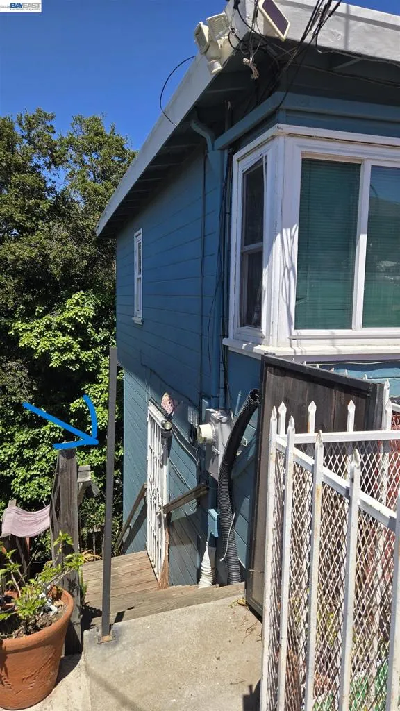 8600 Seneca Street Oakland, CA 94605