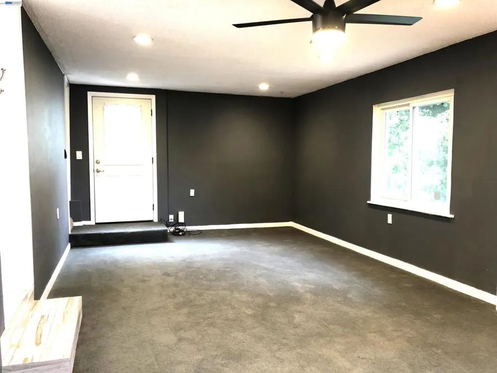 8600 Seneca Street Oakland, CA 94605