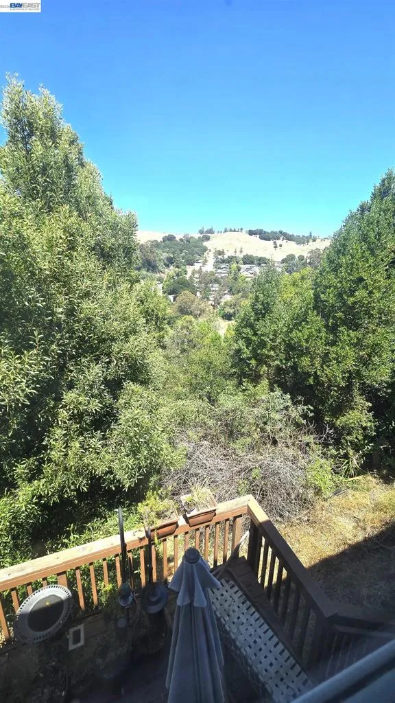 8600 Seneca Street Oakland, CA 94605