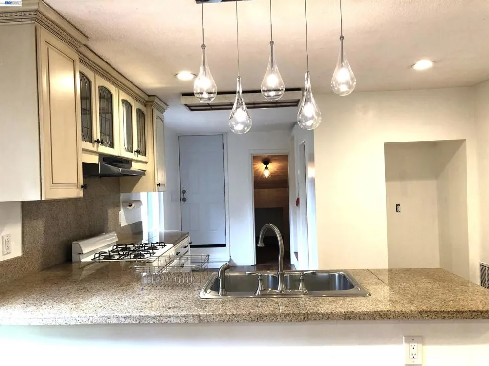 8600 Seneca Street Oakland, CA 94605