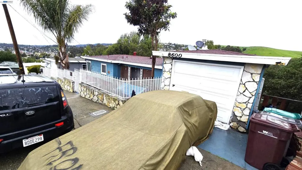 8600 Seneca Street Oakland, CA 94605