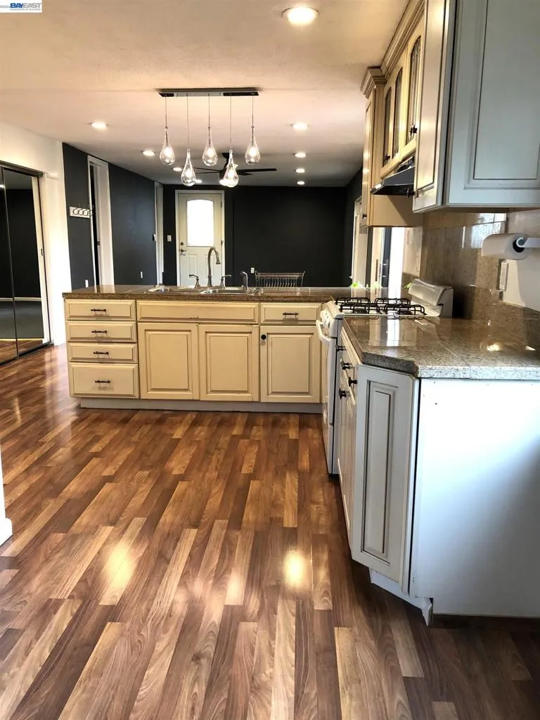 8600 Seneca Street Oakland, CA 94605