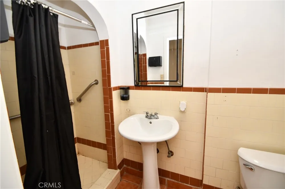 14103 Fonthill Avenue Hawthorne, CA 90250