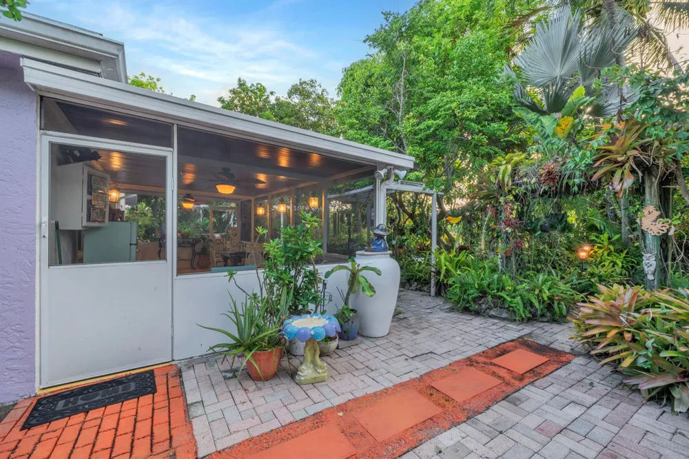 1900 SW 87th Avenue North Lauderdale, FL 33068