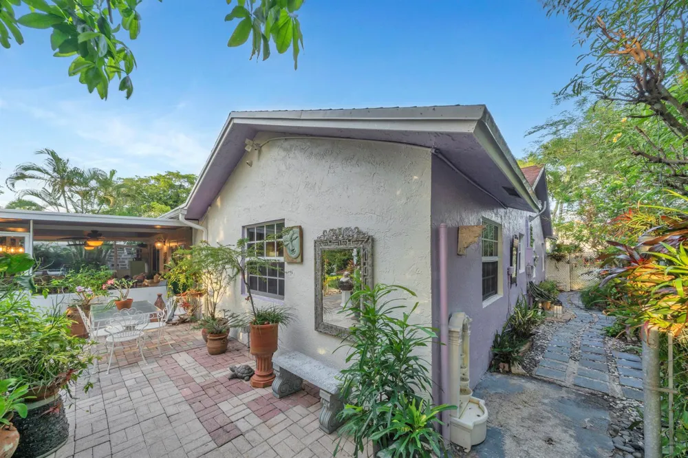 1900 SW 87th Avenue North Lauderdale, FL 33068