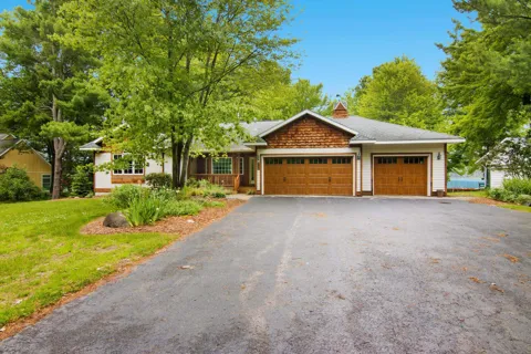 9506 Lakeside Drive