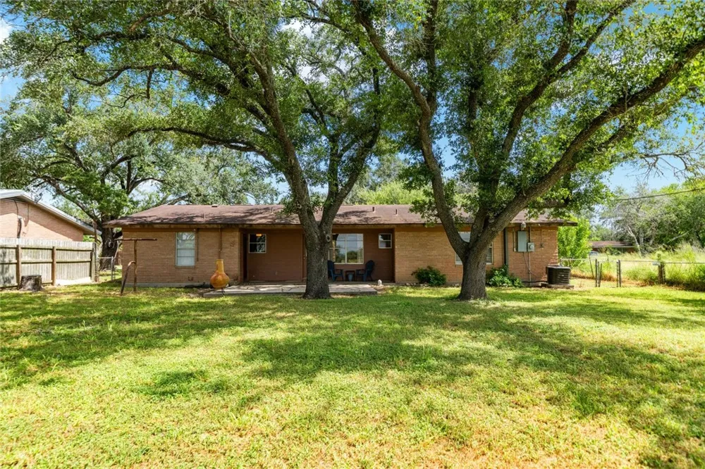 639 SW 10th St Premont, TX 78375