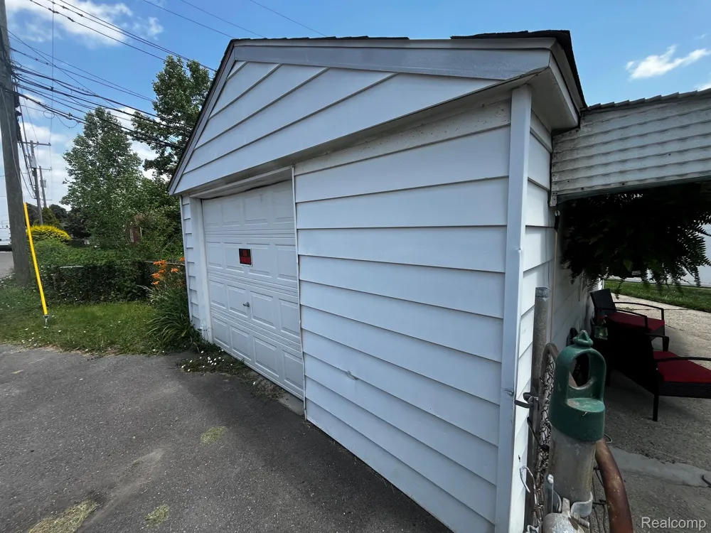 15854 Englewood Avenue Allen Park City, MI 48101