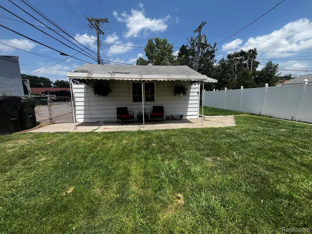 15854 Englewood Avenue Allen Park City, MI 48101