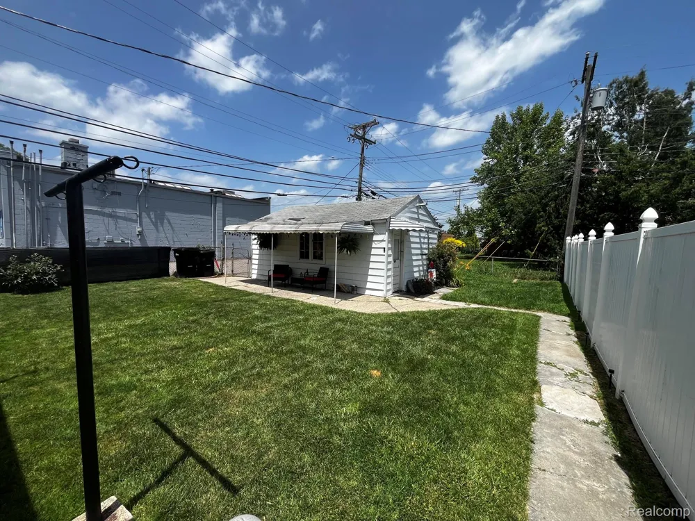 15854 Englewood Avenue Allen Park City, MI 48101