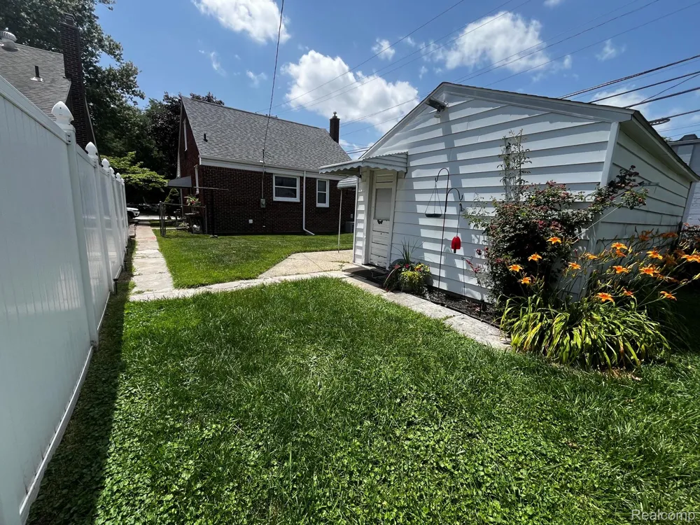 15854 Englewood Avenue Allen Park City, MI 48101