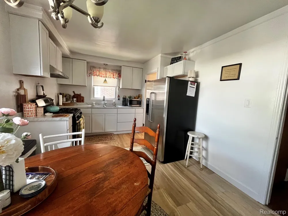 15854 Englewood Avenue Allen Park City, MI 48101