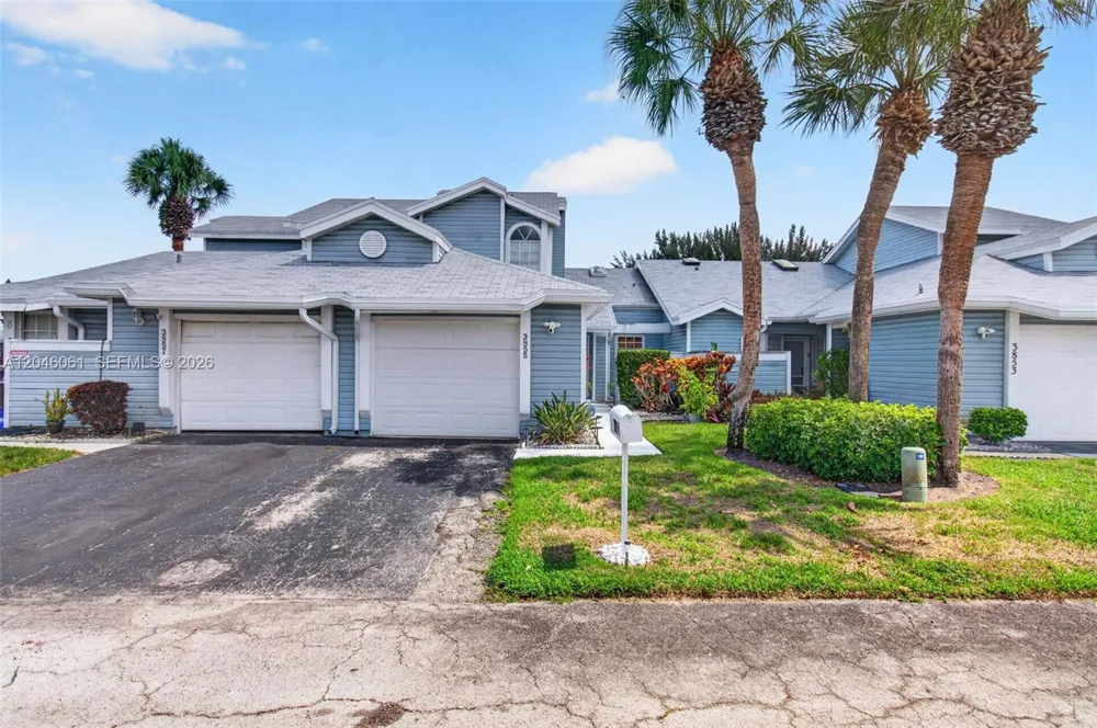 3855 Island Club Cir Lake Worth, FL 33462