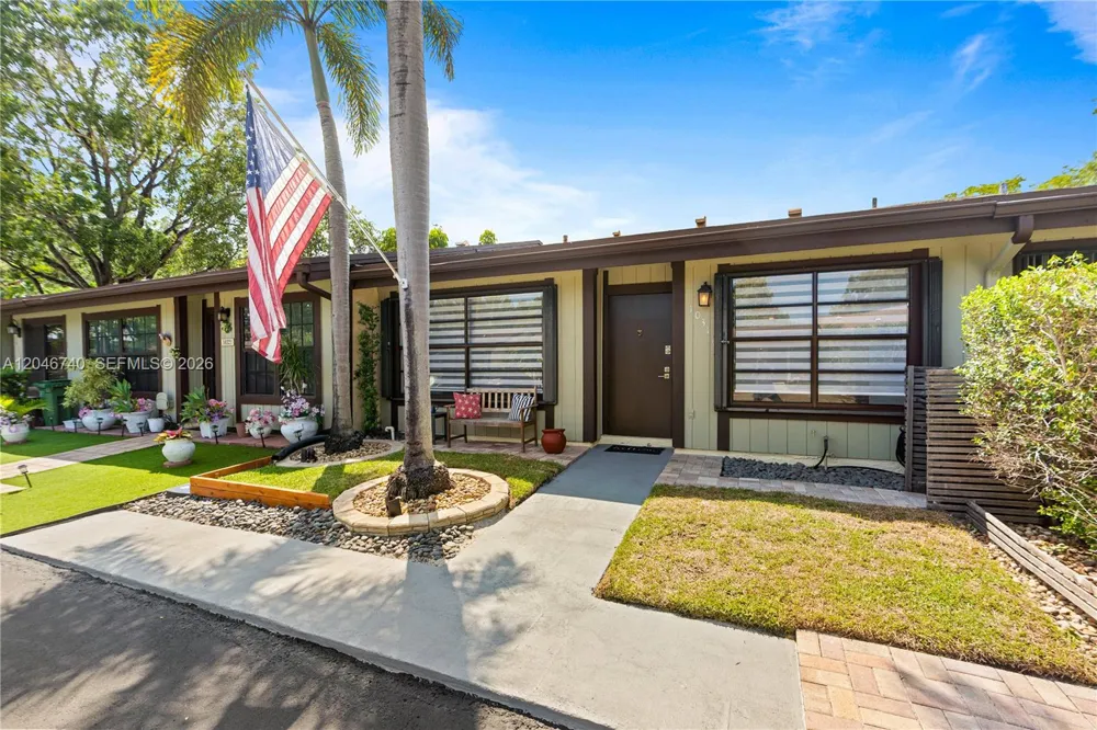10311 Laurel Ct Pembroke Pines, FL 33026
