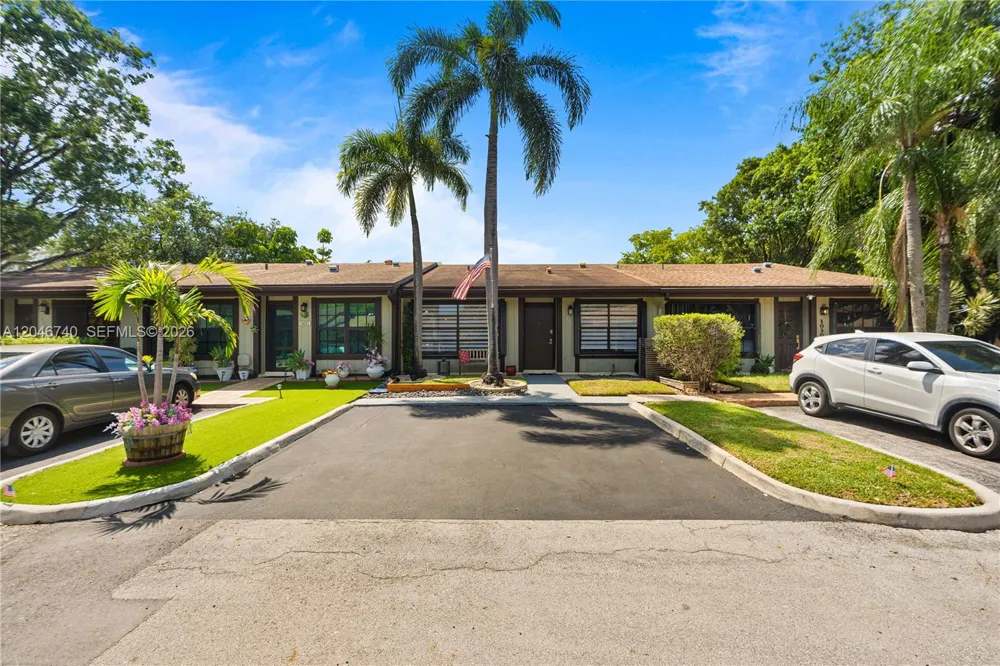 10311 Laurel Ct Pembroke Pines, FL 33026