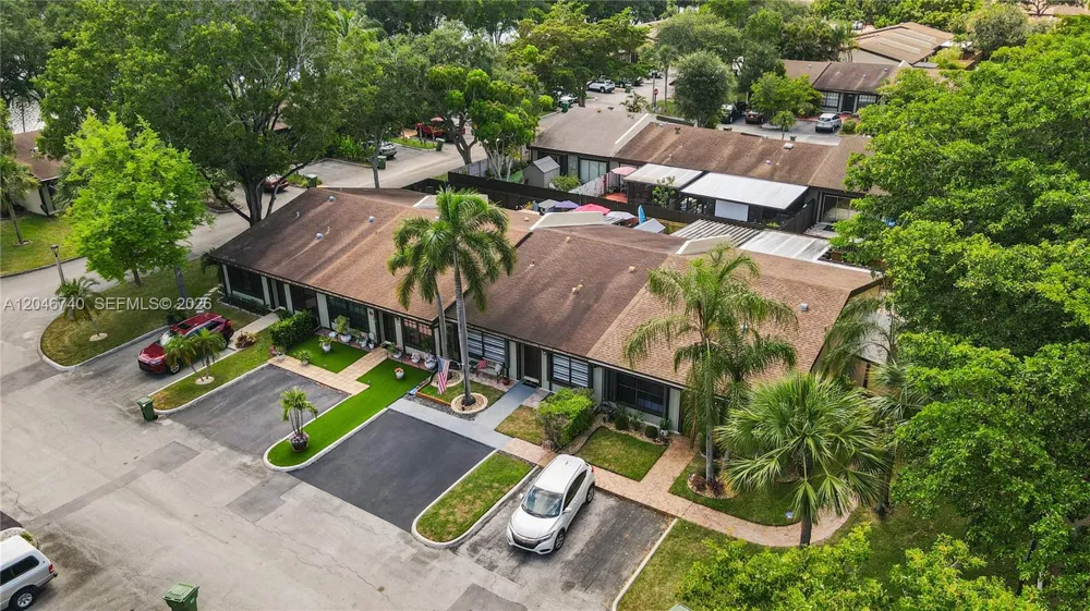 10311 Laurel Ct Pembroke Pines, FL 33026