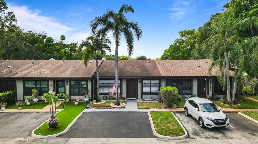 10311 Laurel Ct Pembroke Pines, FL 33026