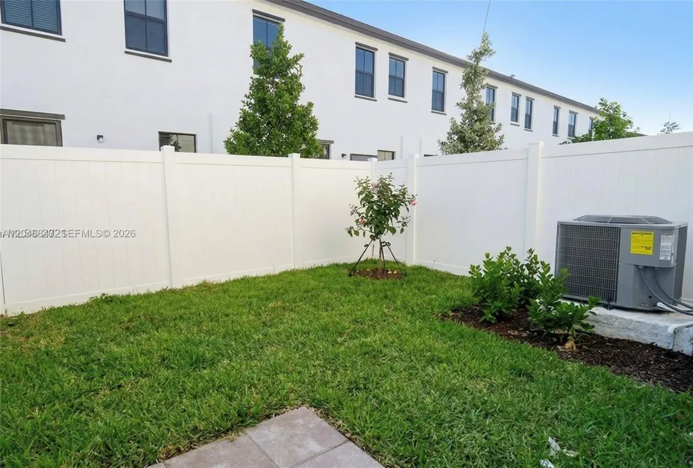 3338 W 112th St Hialeah, FL 33018
