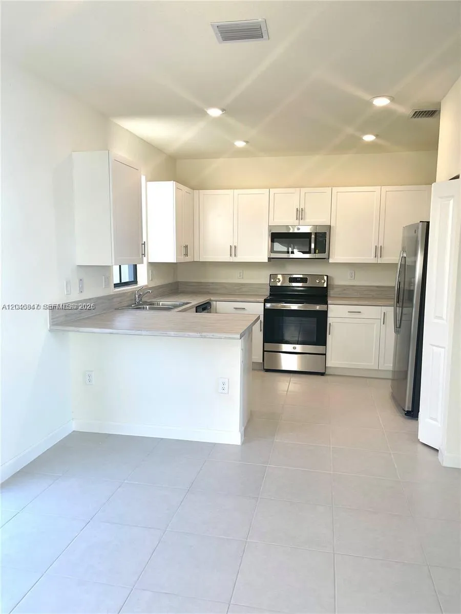 3338 W 112th St Hialeah, FL 33018