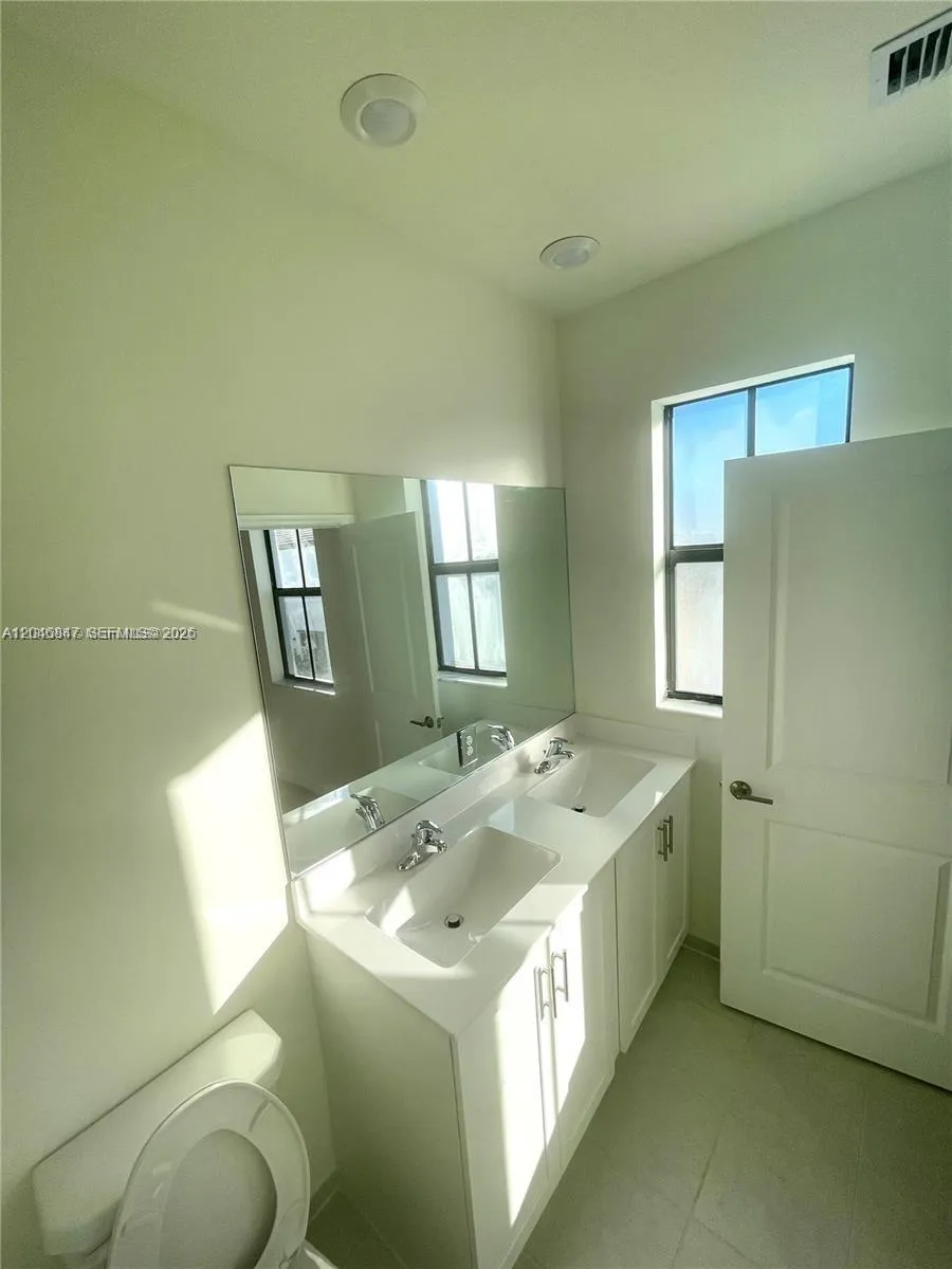 3338 W 112th St Hialeah, FL 33018