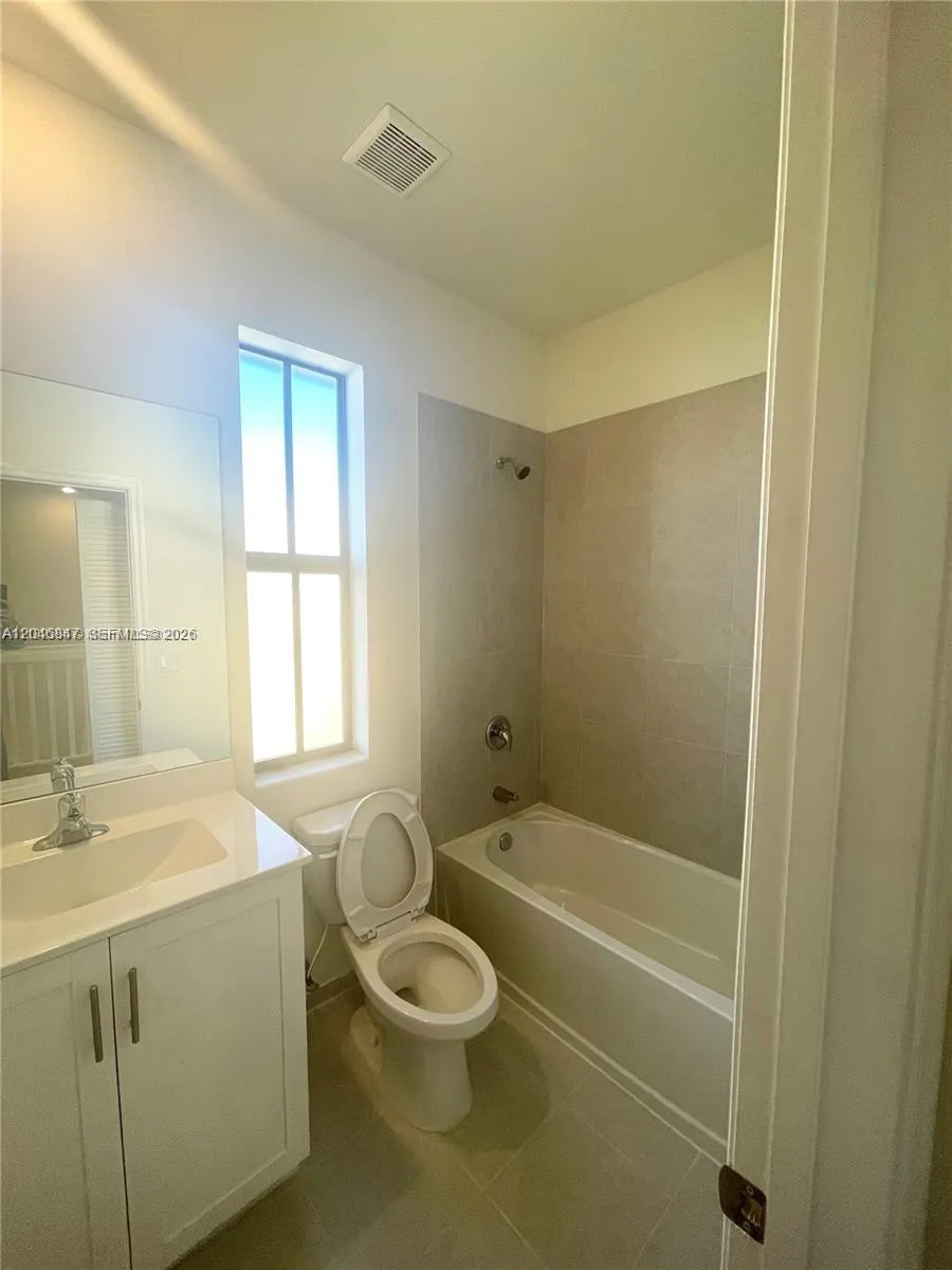 3338 W 112th St Hialeah, FL 33018