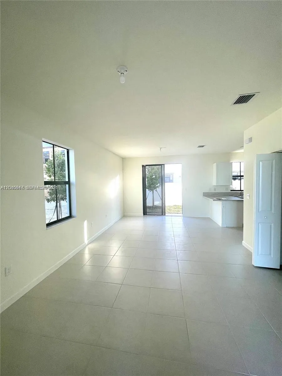 3338 W 112th St Hialeah, FL 33018