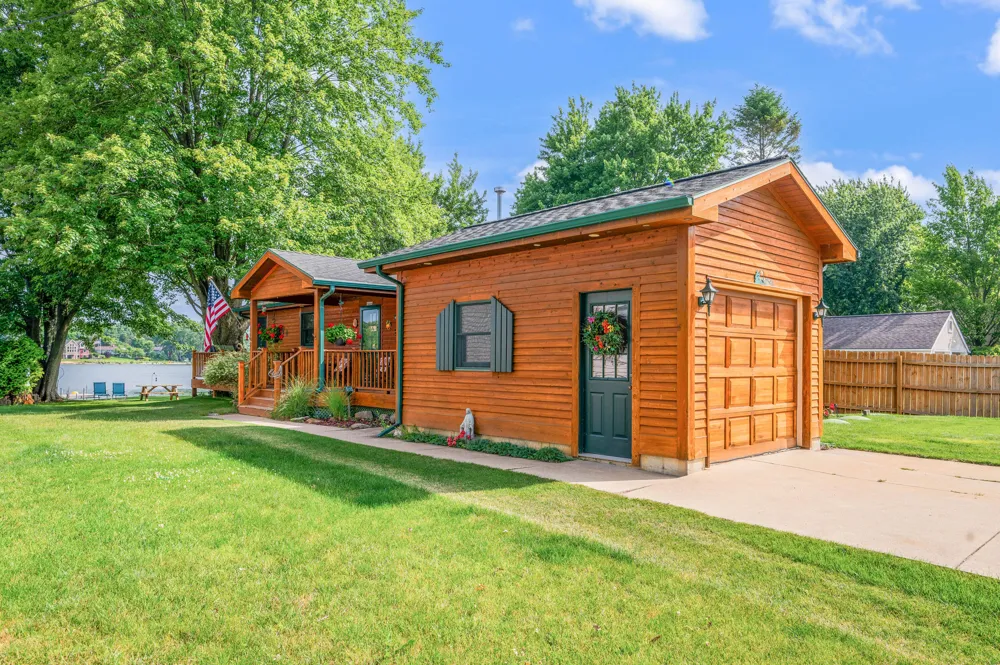 2541 Van Dyke Street Chester Township, MI 49403